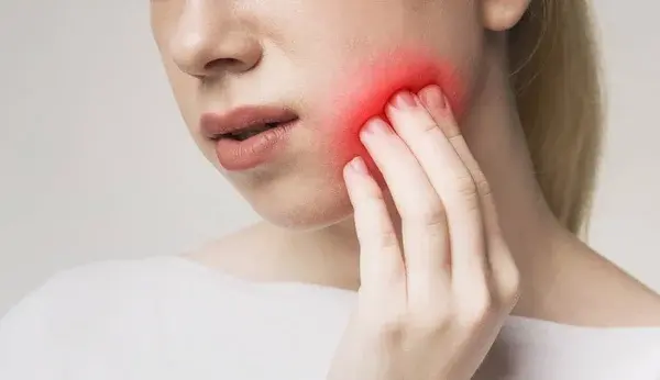 dolor de diente debido a la periodontitis