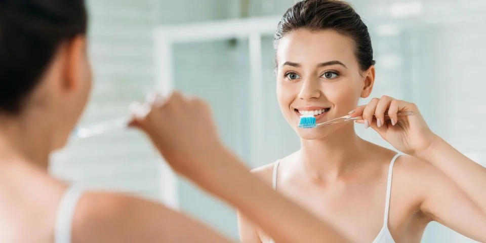 mujer cepillandose los dientes