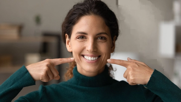 mujer segura de su sonrisa sana