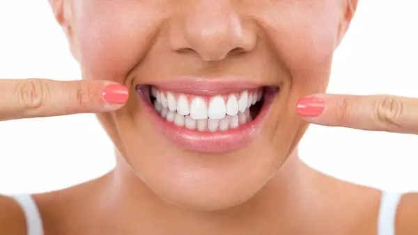 mujer mostrando su sonrisa sana