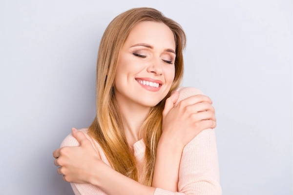 mujer segura de su sonrisa sana