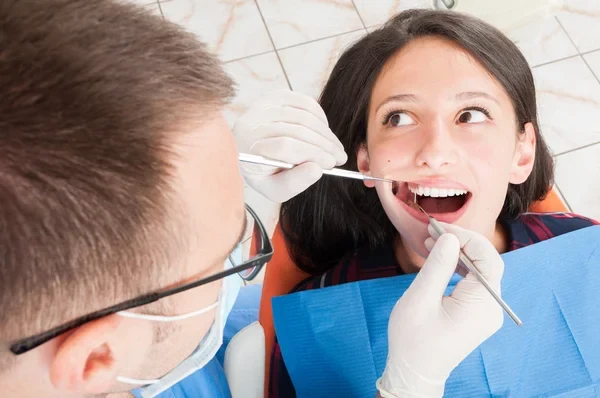mujer teniendo una Extracción dental muela de juicio