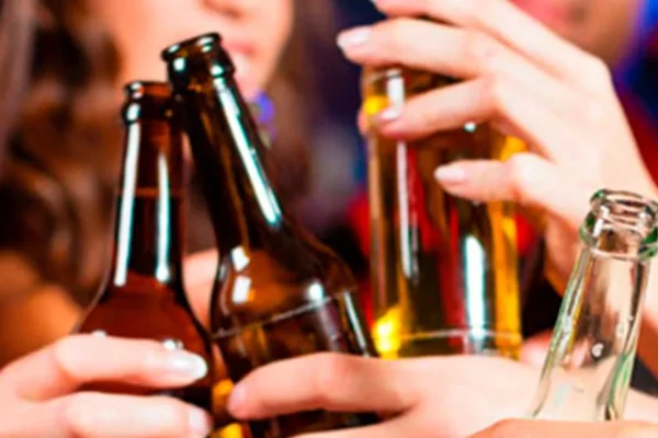 7 efectos del alcohol en los dientes