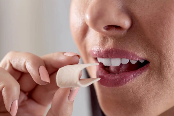 6 consecuencias de masticar chicle en los dientes