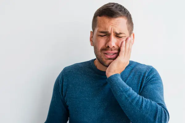 Qué consecuencias tiene rechinar los dientes