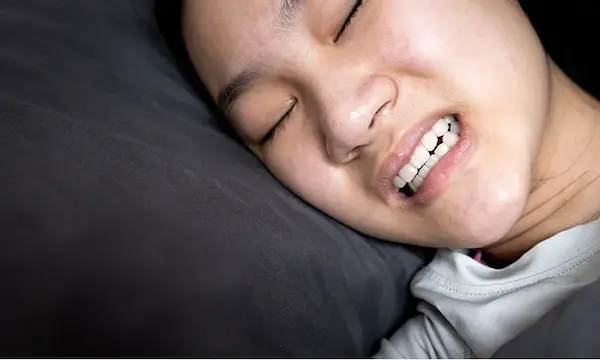 Qué significa rechinar los dientes mientras duermes