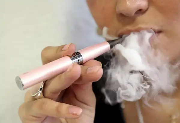 El vape sin nicotina también puede afectar la salud dental
