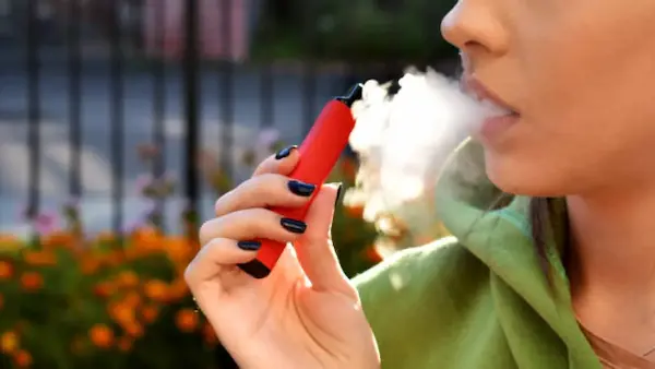 Vapear es menos dañino para la boca que fumar cigarrillos