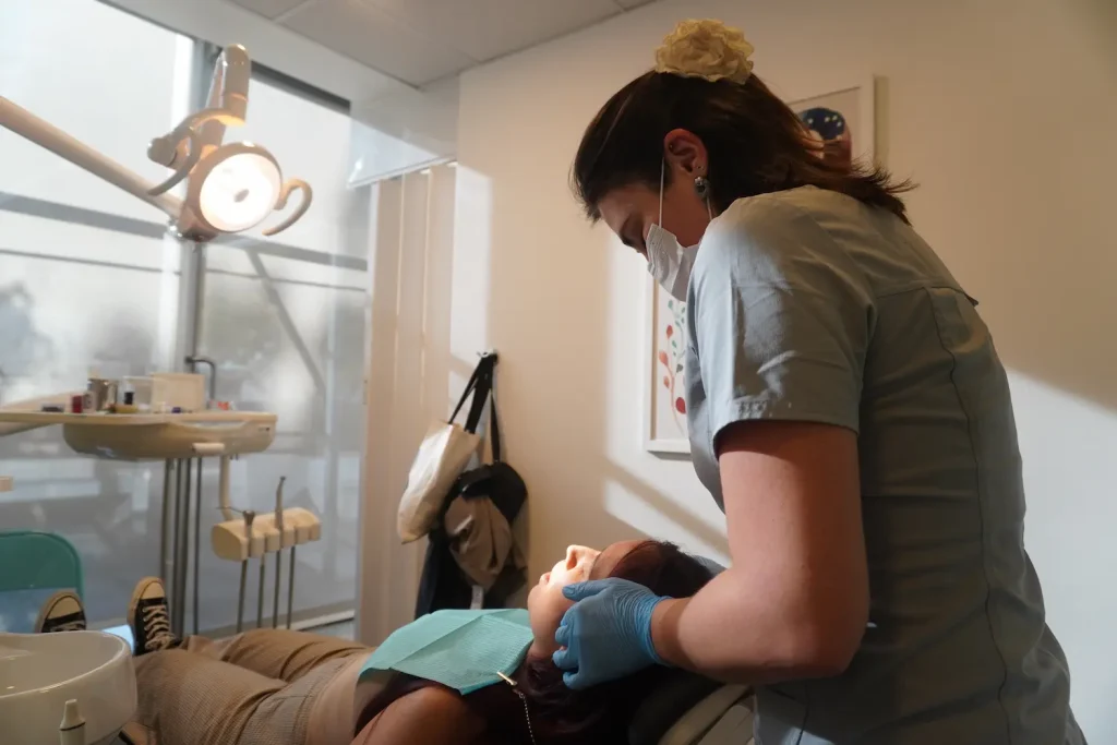 joven recibiendo el servicio de Extracción dental en Santiago de chile