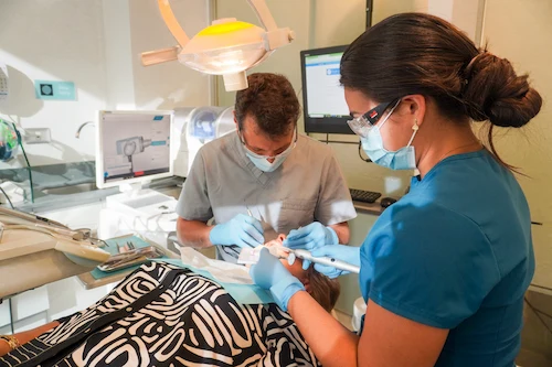 Clínica de implantes dentales en Santiago