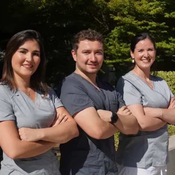 Sonrisa de paciente con frenillos transparentes